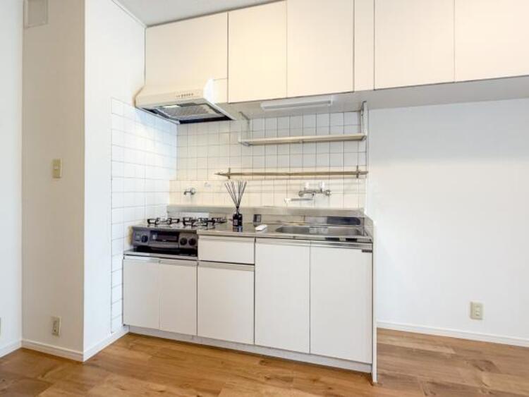 キッチン シンクやコンロ下、吊り棚などの収納を備えスペースを有効活用。圧力鍋やパスタ鍋などのかさばる調理器具の出し入れもスムーズに行えます。