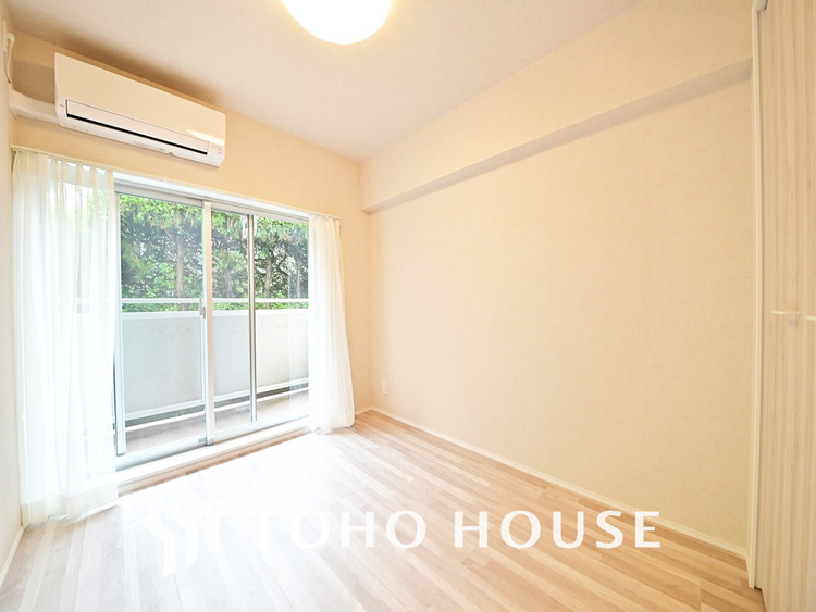 内装 採光もある洋室は、くつろぎのひと時を過ごすのにぴったり