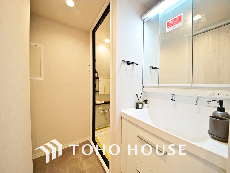 洗面 新規設置の洗面化粧台。収納豊富で使い勝手の良い3面鏡です