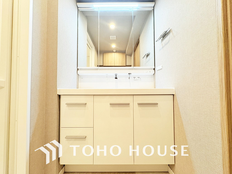 洗面 新規設置の洗面化粧台。収納豊富で使い勝手の良い3面鏡です