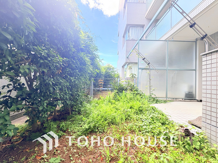 その他 陽当たりの良いお庭はガーデニングなど、ご家族の楽しめる場所の一つに