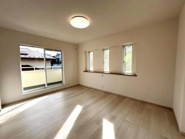 内装 ベッドを置いてもゆとりのある広さの主寝室です