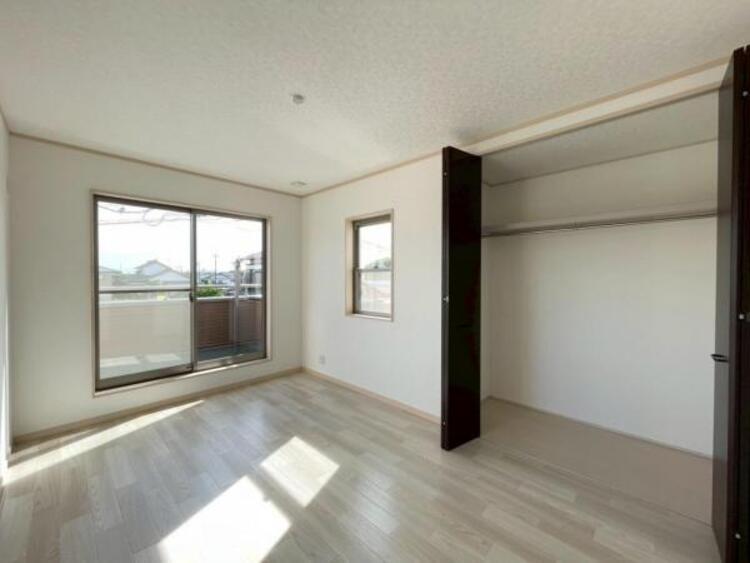 内装 三面採光の明るい主寝室。ベッドを置いてもゆとりのある広さです。