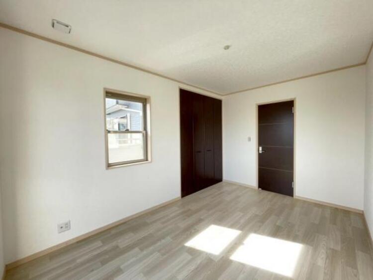 内装 柔らかな色合いに優しく包まれ、リラックスタイムを送れる寝室 