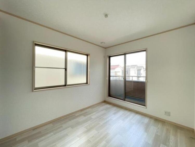 内装 バルコニーに面しており、陽光の差しこむ開放感のある洋室です 