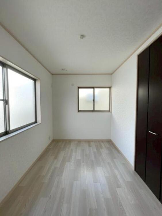 内装 子供部屋にぴったりな洋室。明るい空間で成長を見守ります 