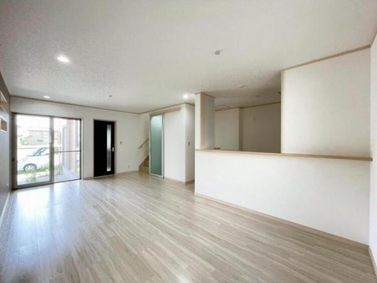 居間 白を基調とした明るいお部屋がご家族の暮らしを包み込みます 