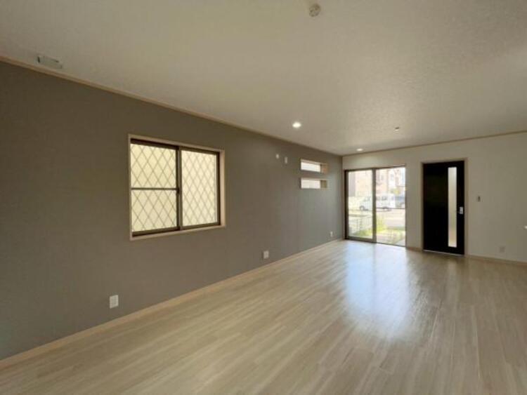 居間 一日の長い時間を過ごすリビング。インテリアを楽しめるゆとりある広さです。 