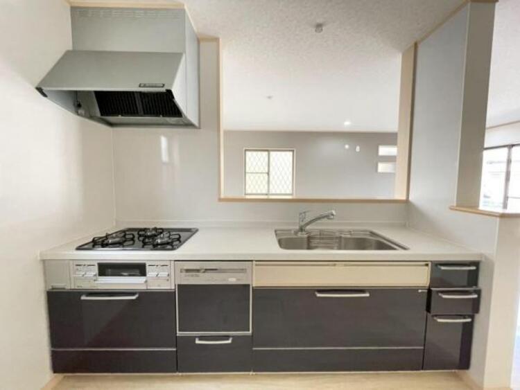 キッチン 広々とした食洗機付きキッチン。対面式でお料理中もご家族の気配を感じられます 