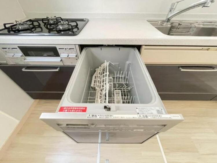 キッチン ビルトイン食洗機で食後の負担を軽減。高温洗浄と乾燥で、手洗いより清潔・快適、経済的です。 