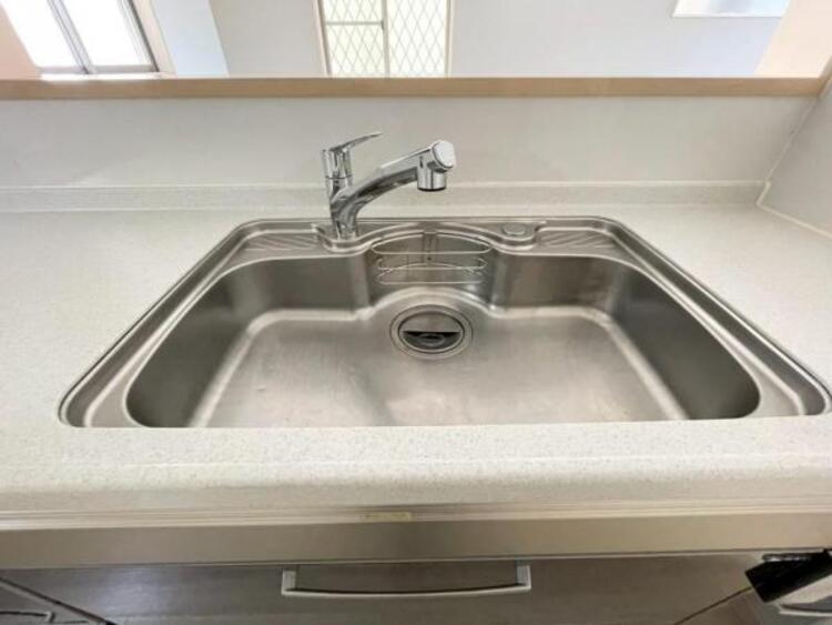 キッチン 鍋や大皿も洗える広々としたシンクです。ステンレスのため耐久性・お手入れしやすさも魅力です 