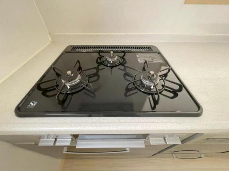キッチン 毎日の料理に嬉しい3口コンロ。グリルもあり色んなレシピを楽しめそうです。 