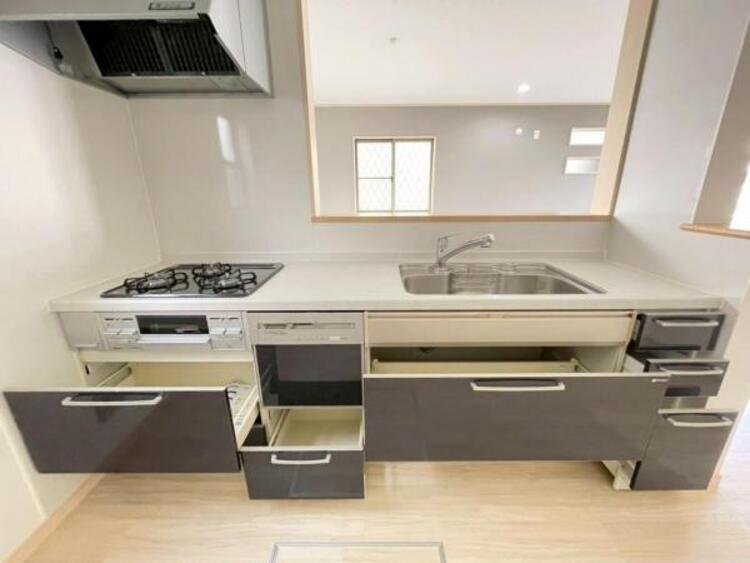 キッチン 引き出し収納には大きなお鍋やご家族の食器がすっきり収まります