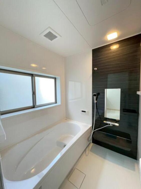 風呂 足を伸ばせる柔らかな曲線のバスタブが、日々の疲れを癒します 