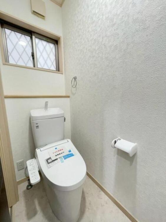 トイレ 明るく清潔感のある節水型ウォシュレットトイレです 