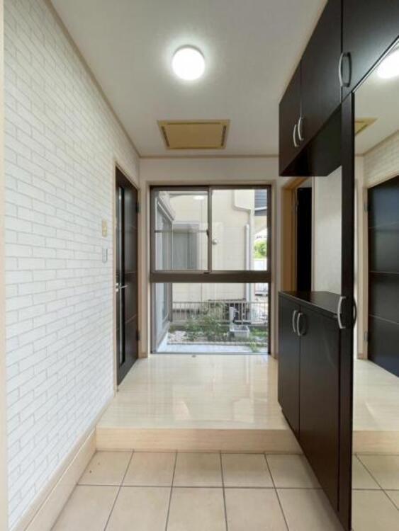 その他 大きな窓からガーデニングを臨める明るく開放的な玄関です