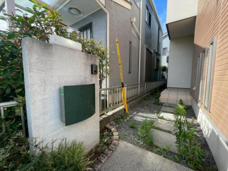 その他 道路から玄関内が見えずプライバシーの守れる玄関アプローチです