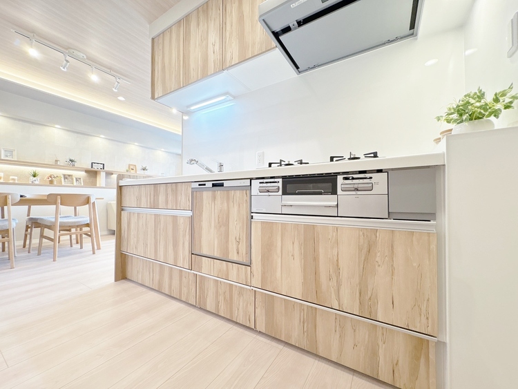 キッチン スマートな意匠と充実の機能を備えたキッチンが、暮らしにおいしい彩りを添えます。