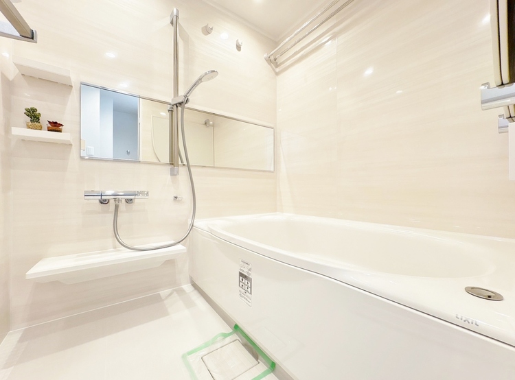 風呂 一日の疲れを癒すバスルームは、心地よいリラックスを叶える清潔感溢れる空間です。