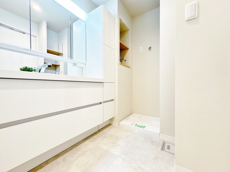 洗面 何かと物が増える場所だからこそ、スッキリと見映えの良い空間に。