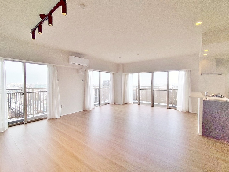 居間 居心地の良い空気感は、暮らしのステージを彩り、心からのやすらぎと満足感を与えてくれます。