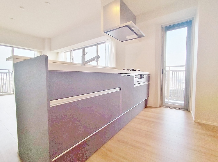 キッチン スマートな意匠と充実の機能を備えたキッチンが、暮らしにおいしい彩りを添えます。