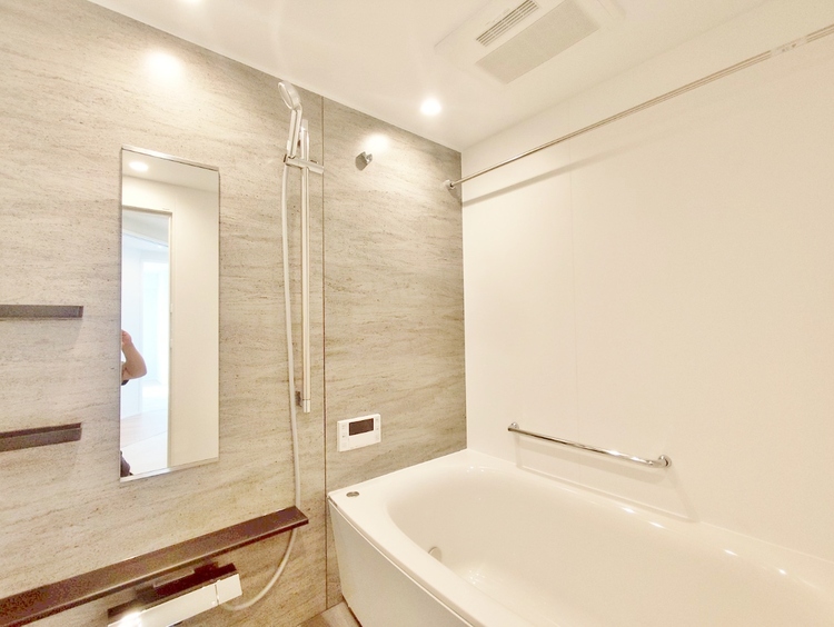 風呂 一日の疲れを癒すバスルームは、心地よいリラックスを叶える清潔感溢れる空間です。