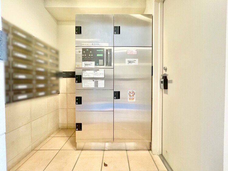 設備 共用部分の宅配ボックスです。留守中の荷物受け取りもできるので、安心して外出ができますね。