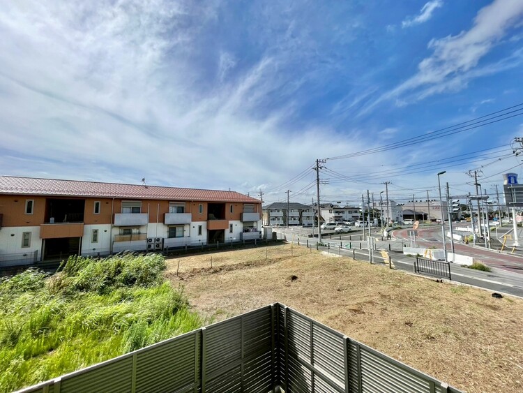 バルコニー 窓を開けると広がる青空。心をリフレッシュして日々を過ごしていきましょう。