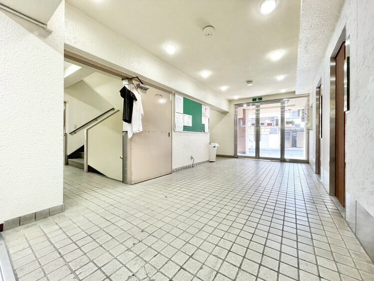 エントランス エントランス内部は、管理が行き届き清潔な共有スペースとなっています。