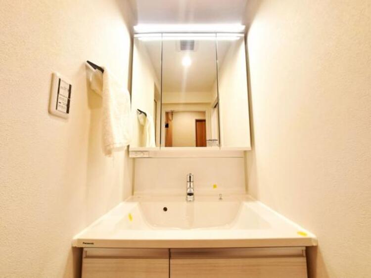 洗面 三面鏡の裏は機能的な収納を配置。コンセントも付いているため電動シェーバーや電動歯ブラシも収納できます。