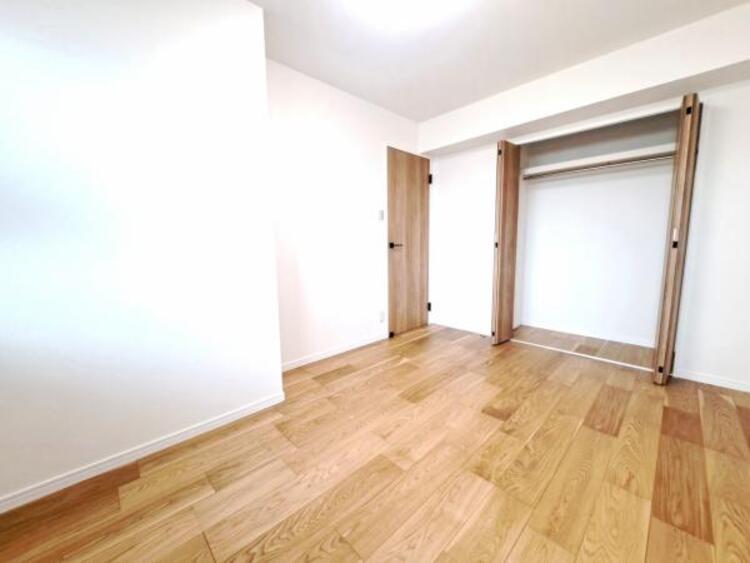 収納 クローゼットには棚やハンガーパイプが備えられているので、大切なお洋服にしわを付けずにそのまましまうことが出来ます。