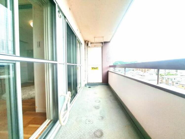 バルコニー 使い易いバルコニー。やわらかな陽射し・心地よい風。どこまでも広がる空の下、限りない開放感を味わえる空間です。