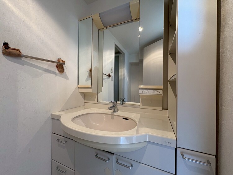 その他 清潔感を感じられる洗面化粧台。