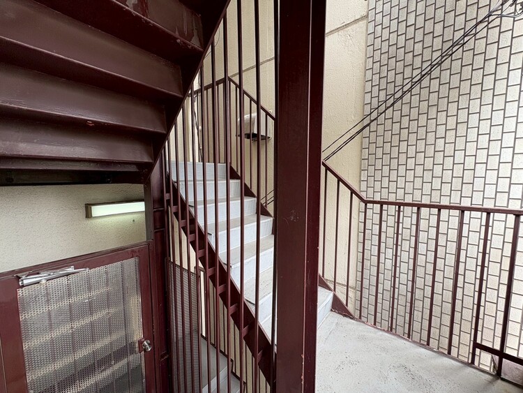 その他 共用部の階段です。明るく清潔に管理されています。