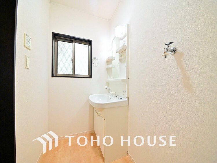 洗面 清潔感のある洗面室で朝の身支度を