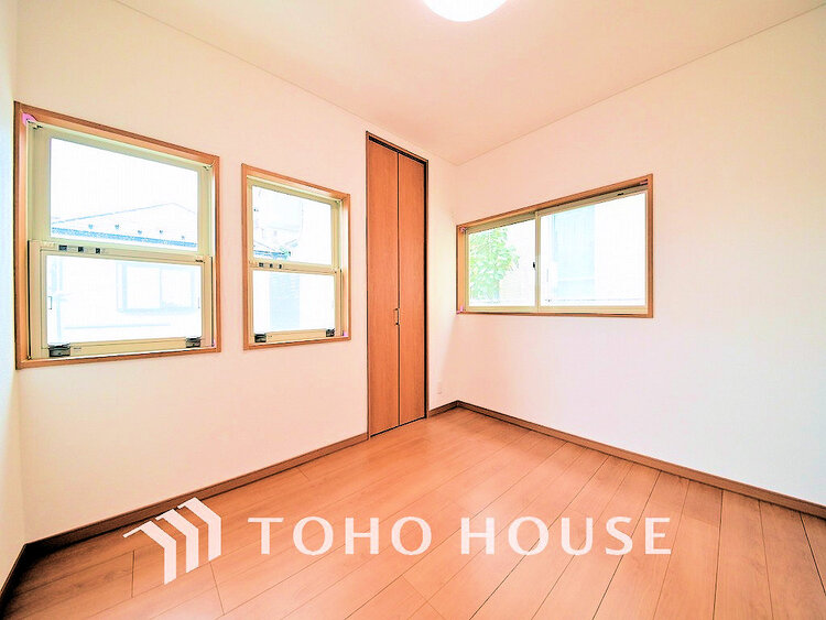 内装 採光もある洋室は、くつろぎのひと時を過ごすのにぴったり