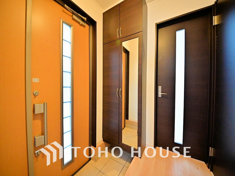 玄関 落ち着いた雰囲気の玄関、家族の帰りを暖かく迎えてくれます