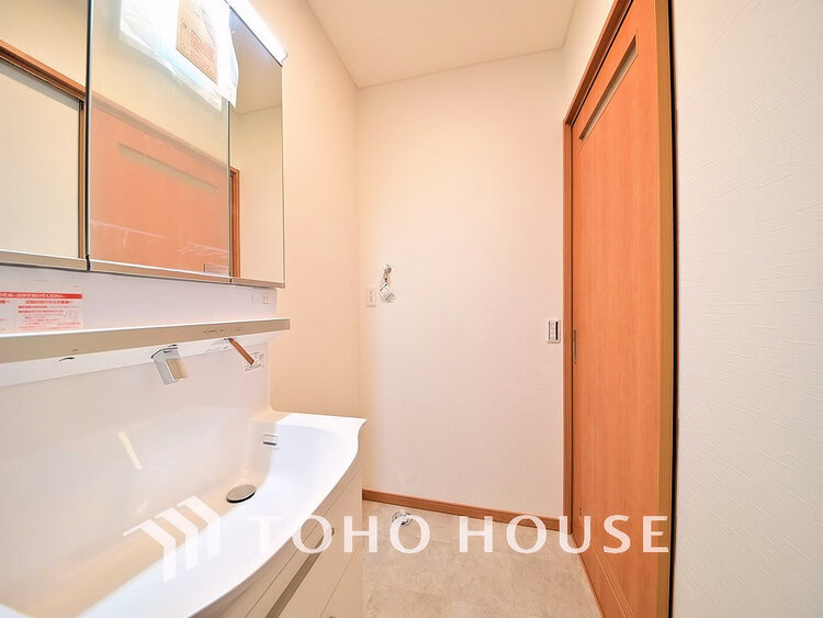 洗面 洗面台には三面鏡を採用。身だしなみを整えやすく収納量も良好です