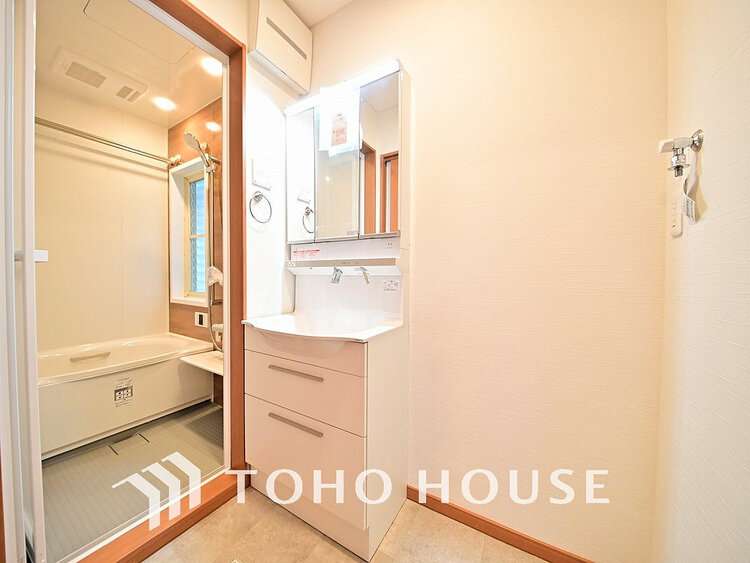 洗面 落ち着きのある色合いでまとめられた洗面室