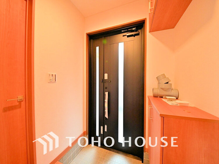 玄関 飾リ過ぎないシンプルな内装と偏り過ぎないデザインの玄関