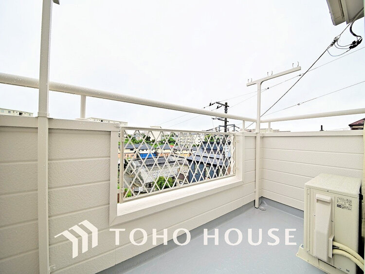 バルコニー 日当たりの良いバルコニーで晴れの日の洗濯物も楽しみになりますね