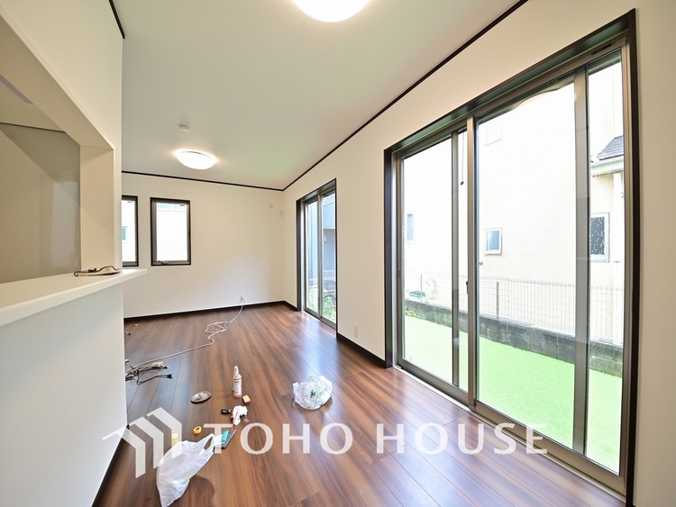 内装 約16帖のゆったりLDKは家族団欒の空間、会話もはずむ明るいリビング