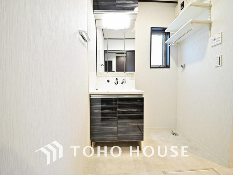 洗面 収納豊富で使い勝手の良い3面鏡仕様の洗面化粧台