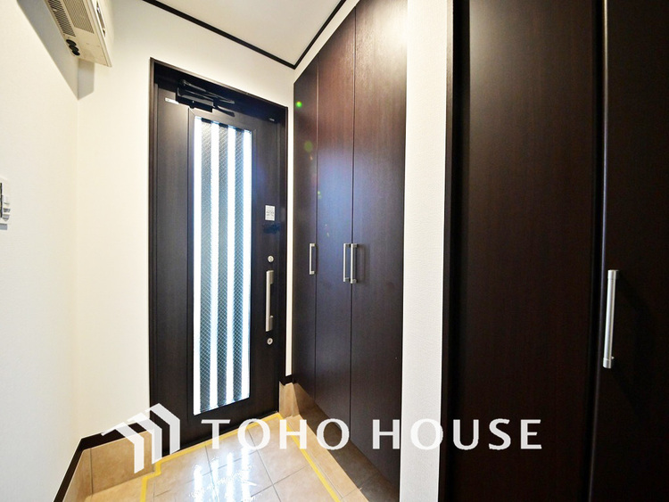 玄関 優しい雰囲気の玄関、家族の帰りを暖かく迎えてくれます