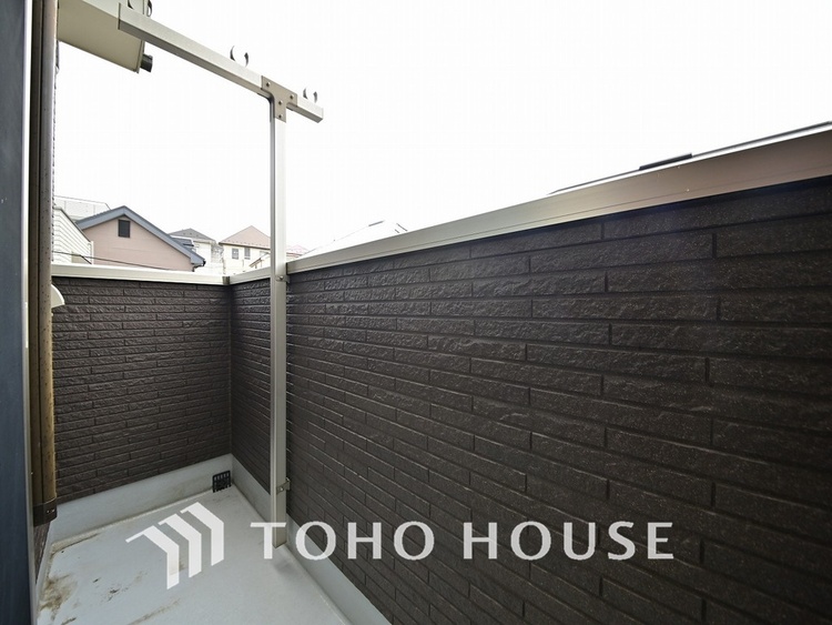 バルコニー 日当たりの良いバルコニーで晴れの日の洗濯物も楽しみになりますね