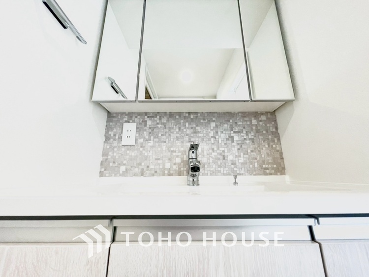 洗面 【WASHROOM】◆快適◆煌びやかな暮らしの中にも忘れたくない快適さ。大きな収納が助けてくれます。