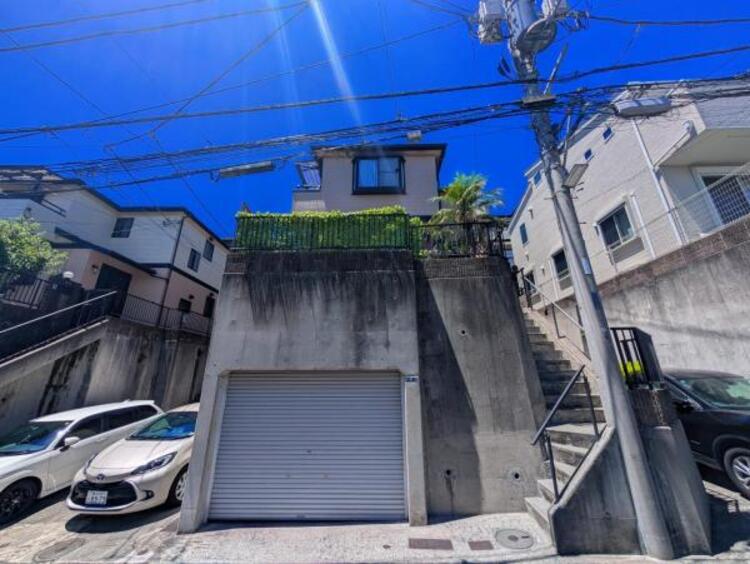 外観 ここから始まる「日常」はご家族にとってかけがえのない時間となります。少しでも豊かに、快適に。そんな想いから本邸宅は生まれました。周辺には利便性の高い施設や緑にあふれ、永住の地に相応しい環境です。