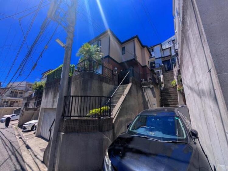 外観 ここから始まる「日常」はご家族にとってかけがえのない時間となります。少しでも豊かに、快適に。そんな想いから本邸宅は生まれました。周辺には利便性の高い施設や緑にあふれ、永住の地に相応しい環境です。