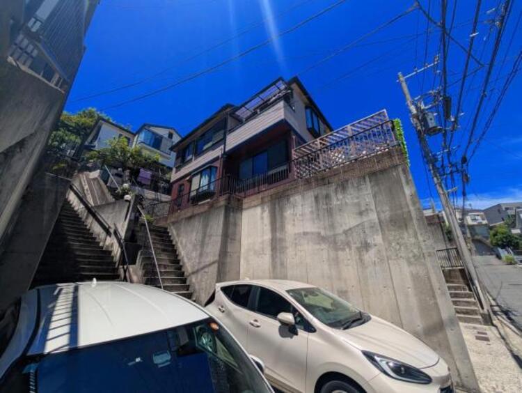 外観 ここから始まる「日常」はご家族にとってかけがえのない時間となります。少しでも豊かに、快適に。そんな想いから本邸宅は生まれました。周辺には利便性の高い施設や緑にあふれ、永住の地に相応しい環境です。